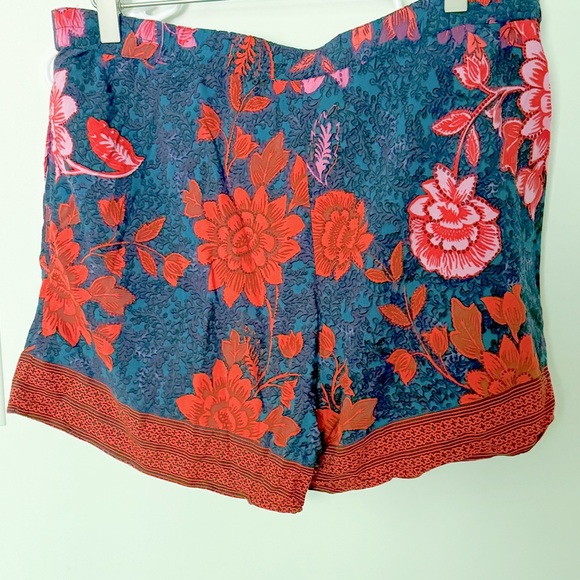 Anthropologie pull on shorts, red navy floral - Picture 1 of 3
